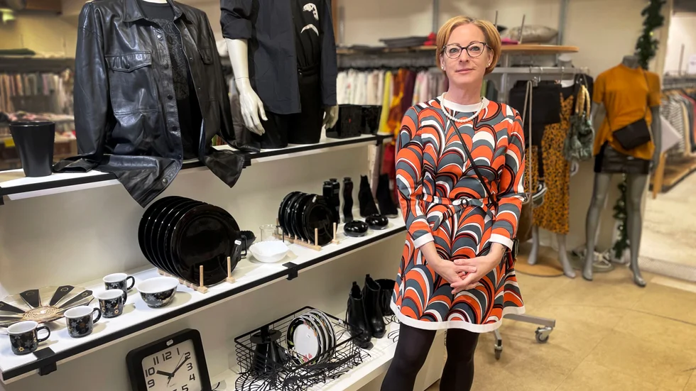 Butiksbiträdet Åsa Forssell på Röda korset tipsar om att köpa en begagnad skål, fylla den med godis och slå cellofan runt för en fin och personlig gåva att ge bort. Hon tycker att inställningen till att ge bort begagnat i julklapp ändrats på tio år. "Jag tror vi blivit öppnare för det. Slit och släng-samhället tar emot för folk", säger hon.