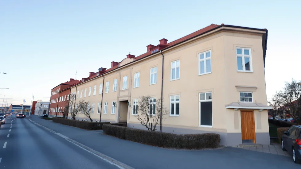 I hörnet av Gredbyvägen och Hedlundsgatan ligger den tidigare butikslokalen som nu ska bli bostadslägenhet.