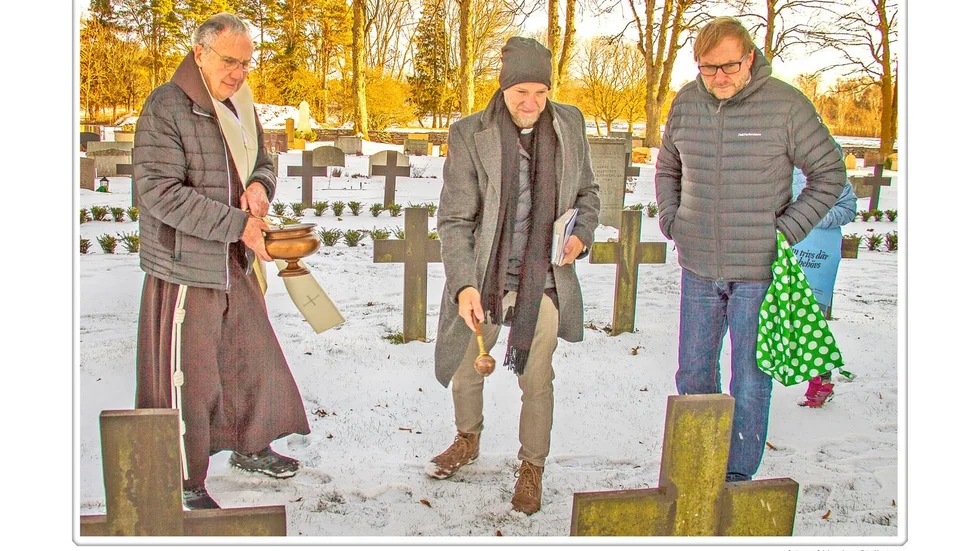 Fader Charles, Katolska kyrkan, Peter Arkell, Svenska kyrkan och Maciej Onoszko vid gravarna.