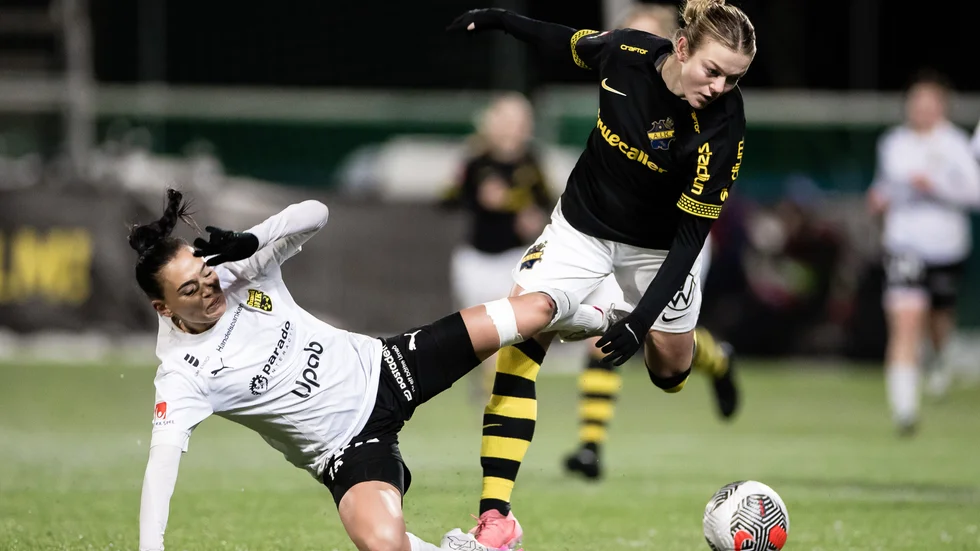 Umeås Frida Läteenmäki och tacklas undan av Beata Olsson i kvalet till Damallsvenskan mellan AIK och Umeå i november. 