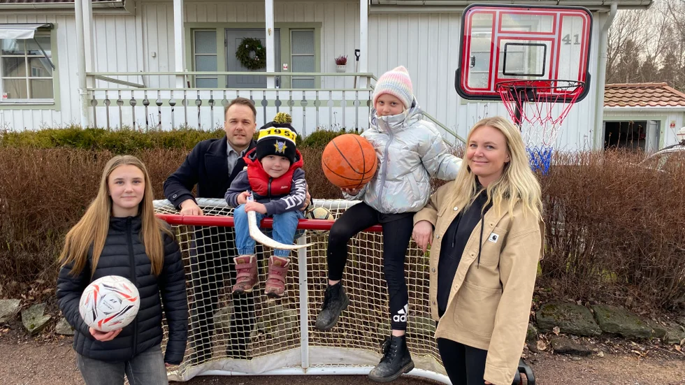 Idrottsfamiljen Eriksson Roth i Råssnäs. Från vänster ses Signe, Martin, Bill, Ilse och Martina. Vi slog oss ned vid köksbordet för att gå igenom vad familjens idrottande kostar.