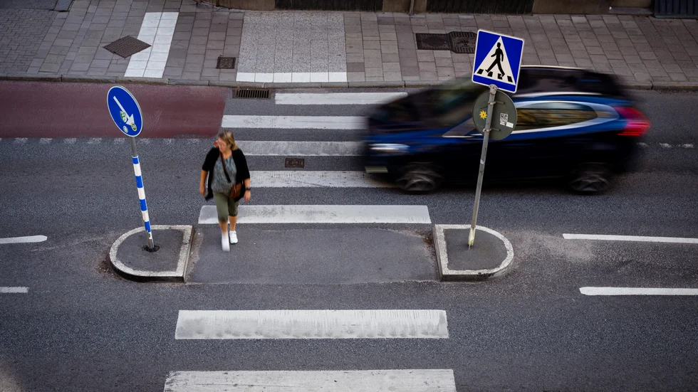 En bilist vid Hammarängen fick böter efter att ha kört på fel sida om en refug. Arkivbild.