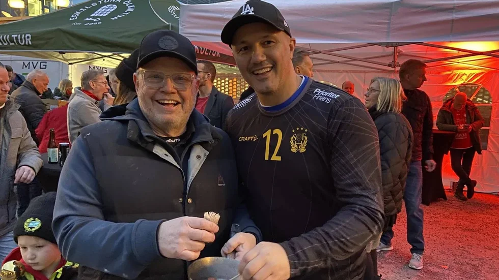 Johnny Andersson med korvservitören Zoran Roganovic.