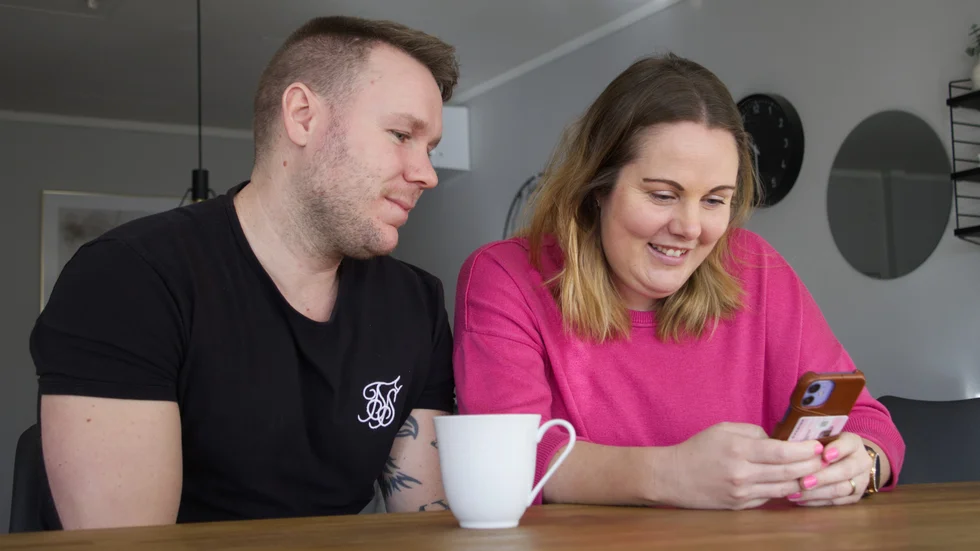 Föräldrarna Alexander och Natalie Ramström förklarar att de med hjälp av kalaset vill nå ut till andra föräldrar som är i samma sits som dem.