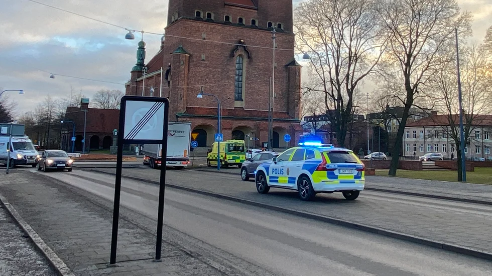 Ambulans och polis på olycksplatsen vid cirka 07.45.