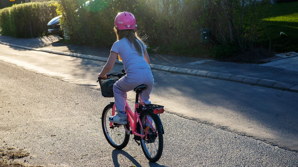 Varför tjatar vi bara på barn och unga om att cykla när även vuxna borde överväga det pedalförsedda transportmedlet, undrar insänderskribenten.