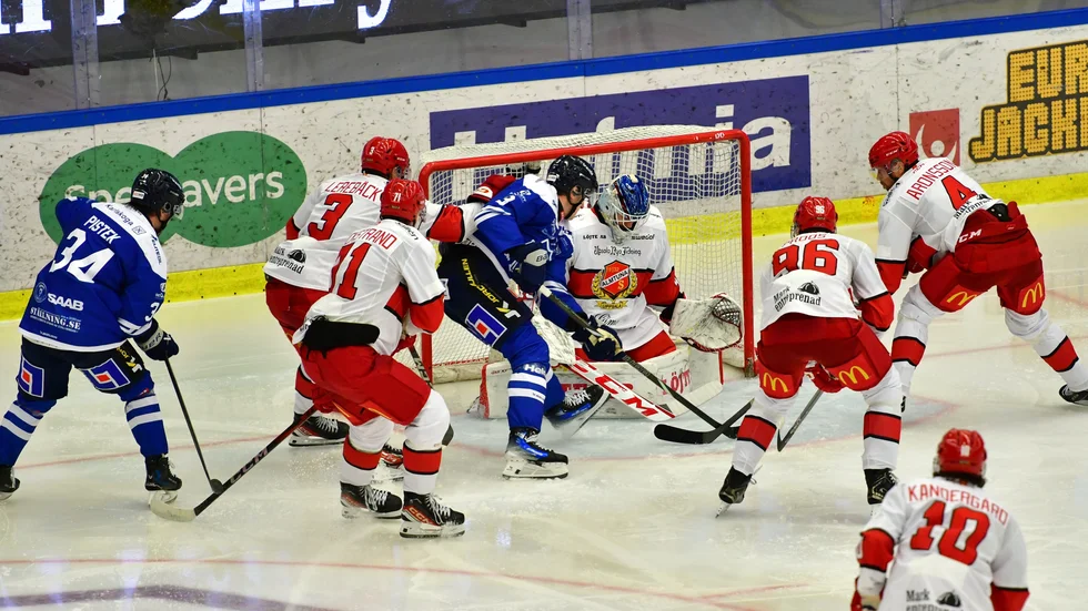 Målvakten Edvin Olofsson var Almtunas bäste spelare mot Karlskoga. Han gjorde den ena prakträddningen efter den andra och han fick hemmaåskådare att svära.