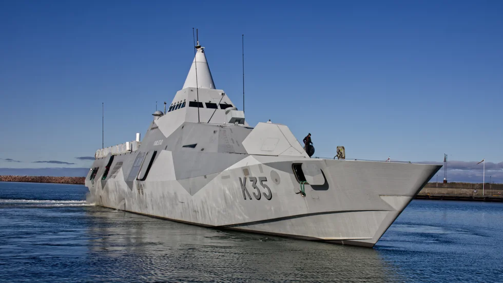 Korvett 35 ger sig ut från Visbys hamn.
