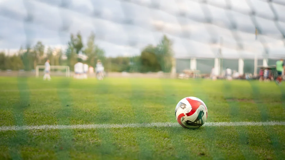 En spelare åtalas för misshandel i samband med en fotbollsmatch i Skellefteå kommun 2023. Bilden är från en annan plats.