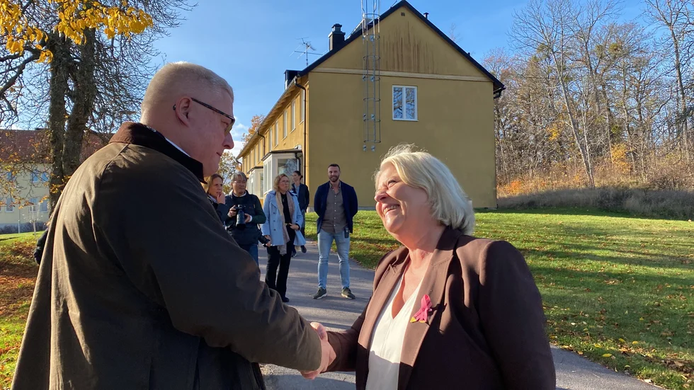 Eknäs ungdomshem fick besök av socialminister Camilla Waltersson Grönvall. Här hälsades hon välkommen av kommunstyrelsens ordförande Peter Book (M).