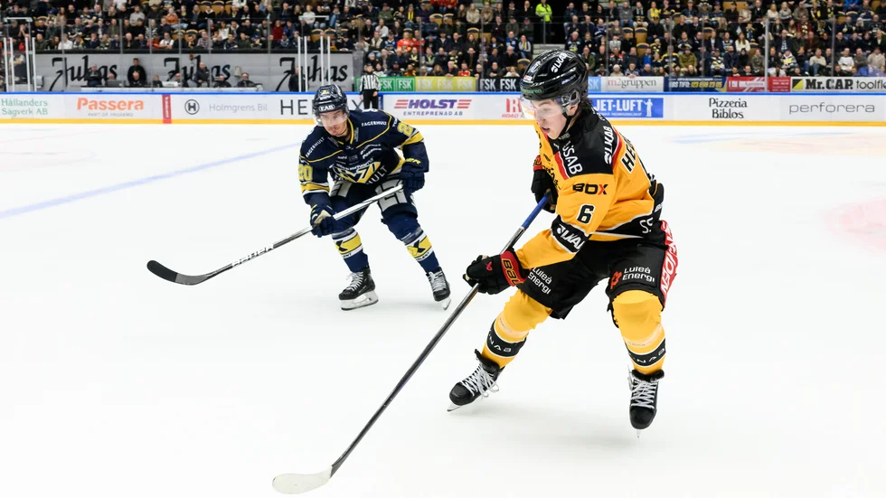 HV71s Andre Petersson och Luleås Isac Hedqvist .