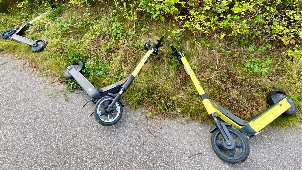 "Parkerade" elsparkcyklar i Eskilstuna.