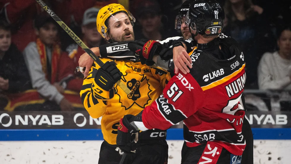 Skellefteå AIK:s backjätte i en närkamp med hemmalaget Markus Nurmi.