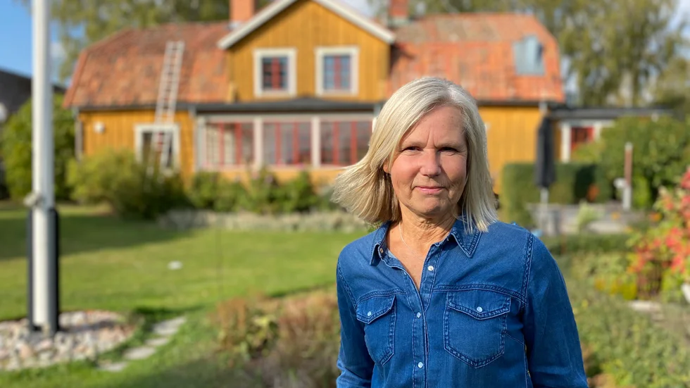 Trumpetarbostället i Brunnsta är med i "Det sitter i väggarna" på Svt. Katarina Edblom och hennes man Thomas köpte huset för 19 år sedan.