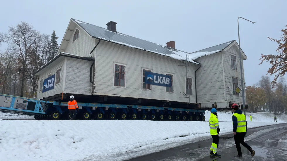 Huset från 1901 har här börjat sin resa från gamla centrum.
