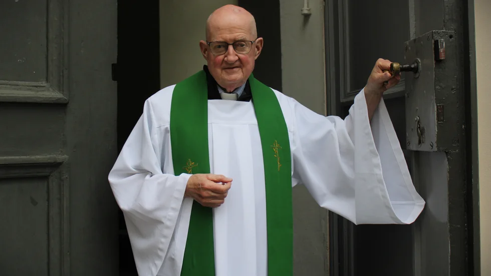 Prästen Nils-Henrik Sikström har lång erfarenhet av att jobba med sorg. Under torsdagskvällen möter han sörjande i Vimmerby kyrka.