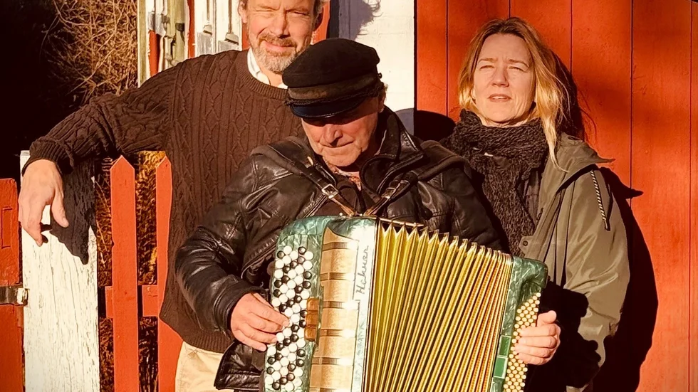 I föreställningen "Orakat" har Kicki Willysson tagit ett kliv fram.    Det blir låtar av två sångerskor hon tyckt om sedan tonåren och kärleksfulla anekdoter från barndomsgatan i Uppsala. "Jag får göra det här med mina älsklingsmusiker, Matts Hansson och Tord Johansson."