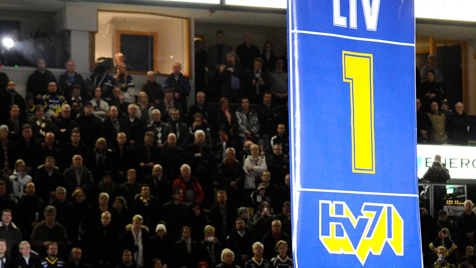 Två LHC-supportrar stängs av i två år sedan de hånat den sedan många år omkomne HV-målvakten Stefan Liv.