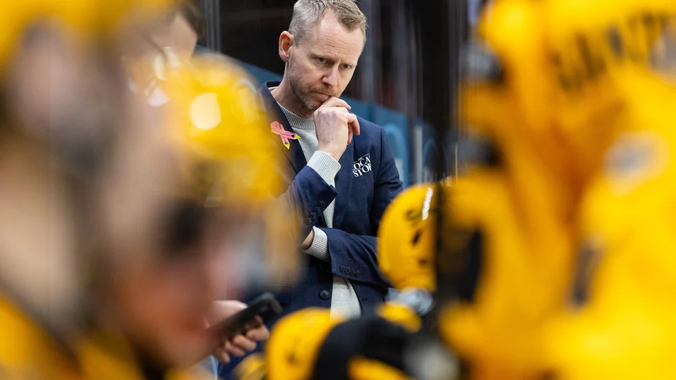 Skellefteå AIK have announced that they have relieved Robert Ohlsson of his duties as head coach.