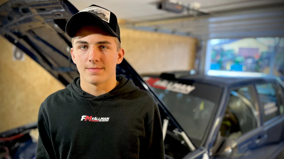 Emil Fällman har snabbt gjort sig ett namn i rallyvärlden. På tävling kommer folk fram och frågar om han egentligen har flygcertifikat för att han kör så galet fort.