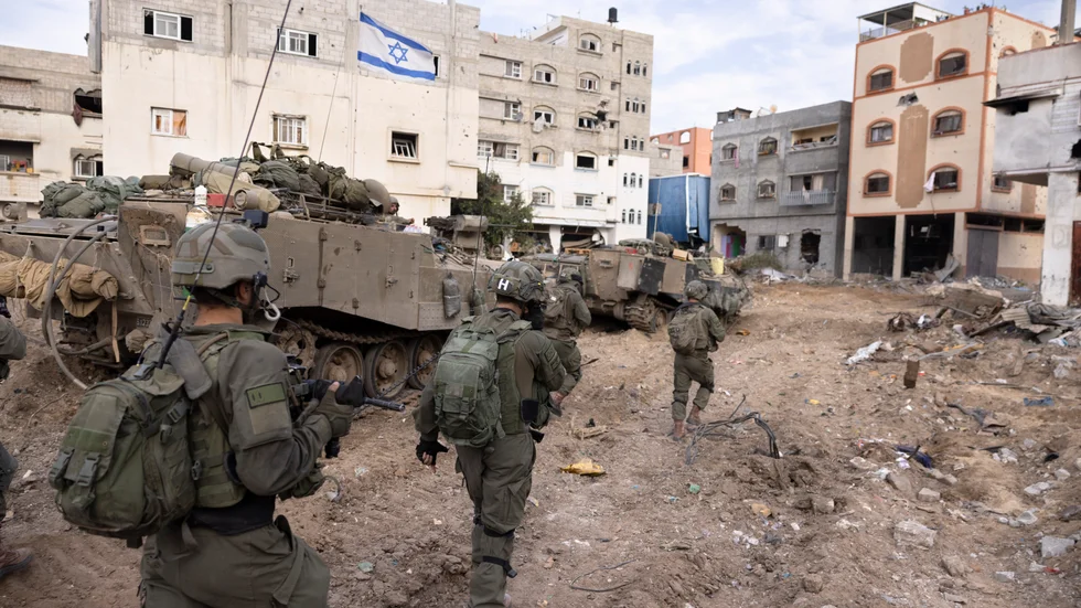 Israeliska soldater i Gaza. 
"Palestinier liksom judar har rätt att leva. Hämnden får inte tillåtas bli det som styr människors liv", skriver Svenska Freds Gotland i ett öppet brev till Magdalena Andersson (S) vars röst de saknar i debatten - som "arvtagare till Olof Palme". 
