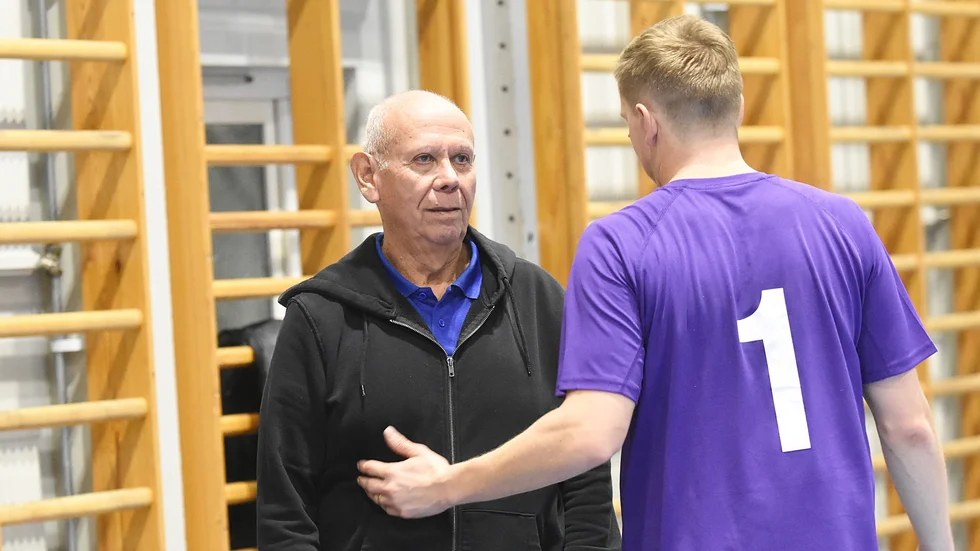 Eduardo Carrazana i samtal med Adam Rönnqvist. Duon kamperade ihop i ett decennium i BC Luleå. Nu har de återförenats i division 2-laget Brooklyn Eagles.
