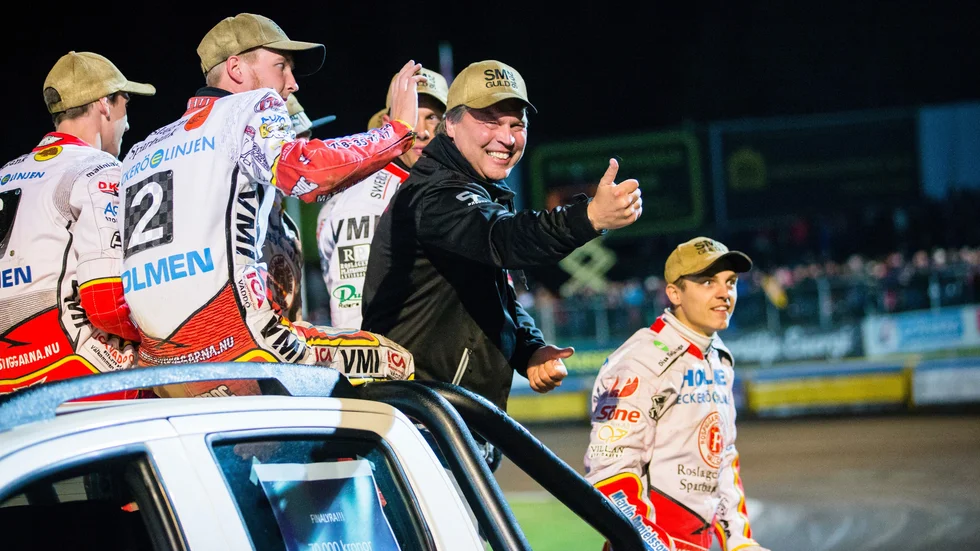Mikael Teurnberg i Rospiggarna under guldfirandet 2016. Nu kommer han med största sannolikhet att presenteras som Hallstaviksklubbens nye lagledare