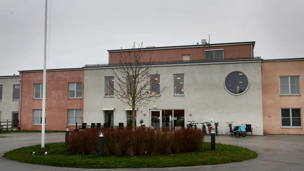 Särskilt boende på Terra Nova.
"Det lånas in personal till äldreboendet på Terra Nova, för hur lång tid då kan man undra. Den personalen som nu lånas in från en annan verksamhet, de ska väl en dag tillbaka till den verksamhet de lånas från. Det där är ju inte hållbart", skriver Anonym.  