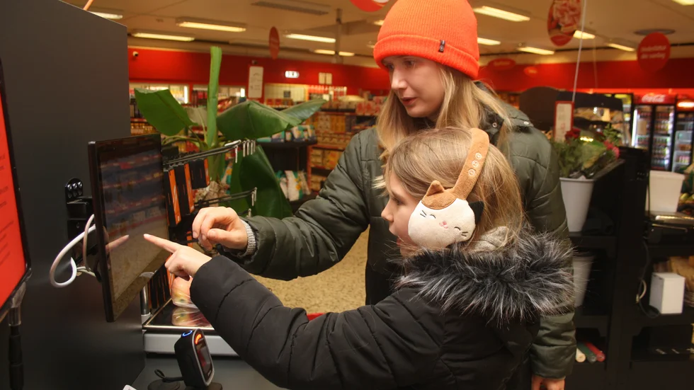 Jenny och Vilhelmina Westerlund, som skulle åka med nattåget till Stockholm, var några av premirärkunderna.
