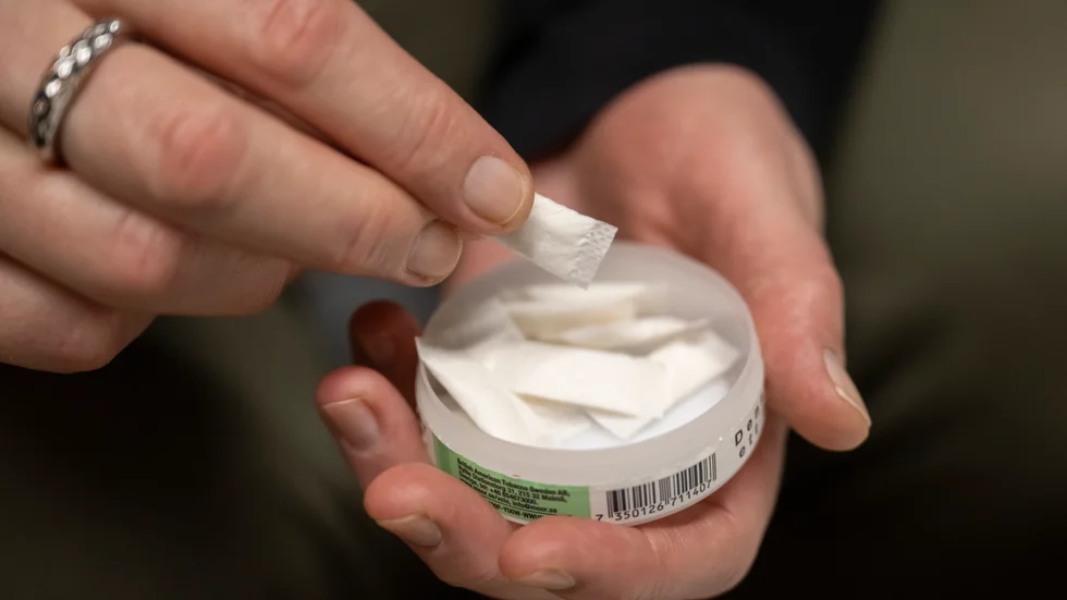 En kund som skulle köpa snus på en mack i Motala ombads visa leg. Men det ska ha väckt kvinnans ilska, hon både svor och försökte rycka dosan ur handen på säljaren. (Genrebild).