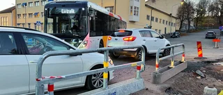 Kaos på Östermalmsgatan – skyltar saknades • Bilar på cykelbanan