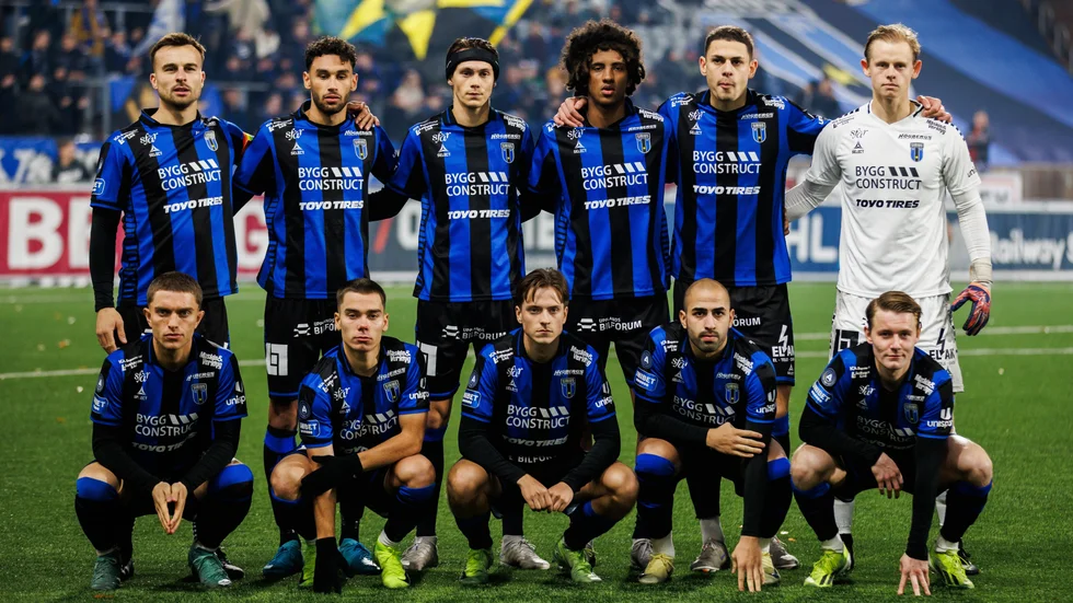 Startelvan för Sirius sista hemmamatch för säsongen, mot Mjällby i söndags. Nu har matchtröjor från säsongen auktionerats ut och den tröja som såldes för mest pengar var Malcolm Jengs, trea från höger bakre raden.