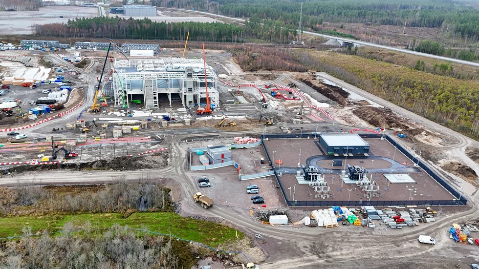 Öster om Österleden ligger den stora byggarbetsplatsen, där byggföretaget Collen bygger åt Amazon. Arbetsmiljöverket hade vid inspektionen i december många synpunkter på säkerheten.
