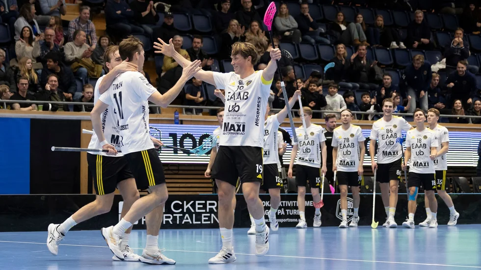 Adam Nilbrink öppnar stora kramen för målskytten Isak Timan under en Hagundamatch under säsongen. Nu har de prisats som årets back och årets rookie av tränarna i allsvenskan.