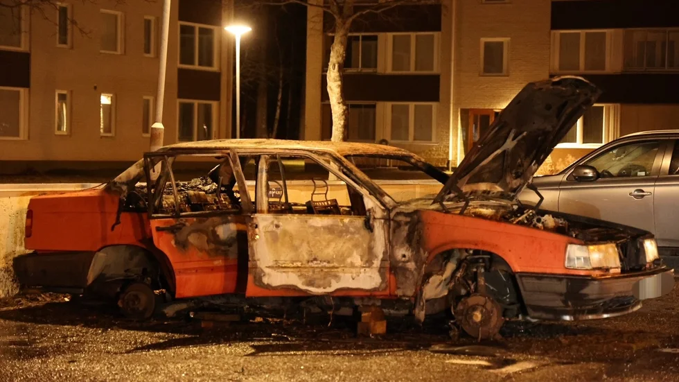 En bil började brinna på en parkering i Valsta natten mot söndagen.