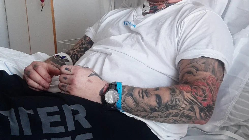 Patrik Müller längtar hem, han vårdas fortfarande på ortopeden på Sunderby sjukhus. Operationen i Umeå gick bra, men sedan fick han dubbelsidig lunginflammation. 