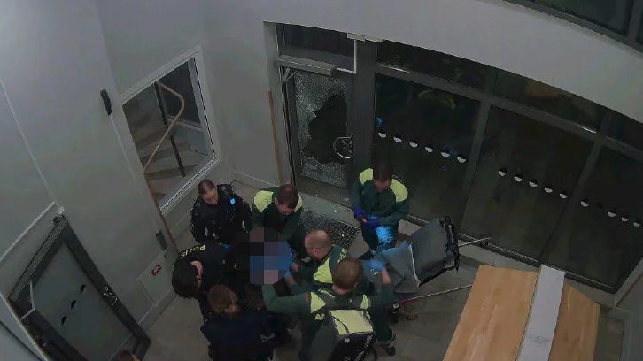 Polis och ambulanspersonal tog om hand om mannen som angripits med kniv. (Bilden är hämtad ur förundersökningen.) 