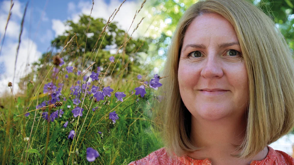 Maria Jönsson (K) vill se blåklockor i vägkanterna. På tisdag tas hennes idé upp i Vadstenas kommunfullmäktige.