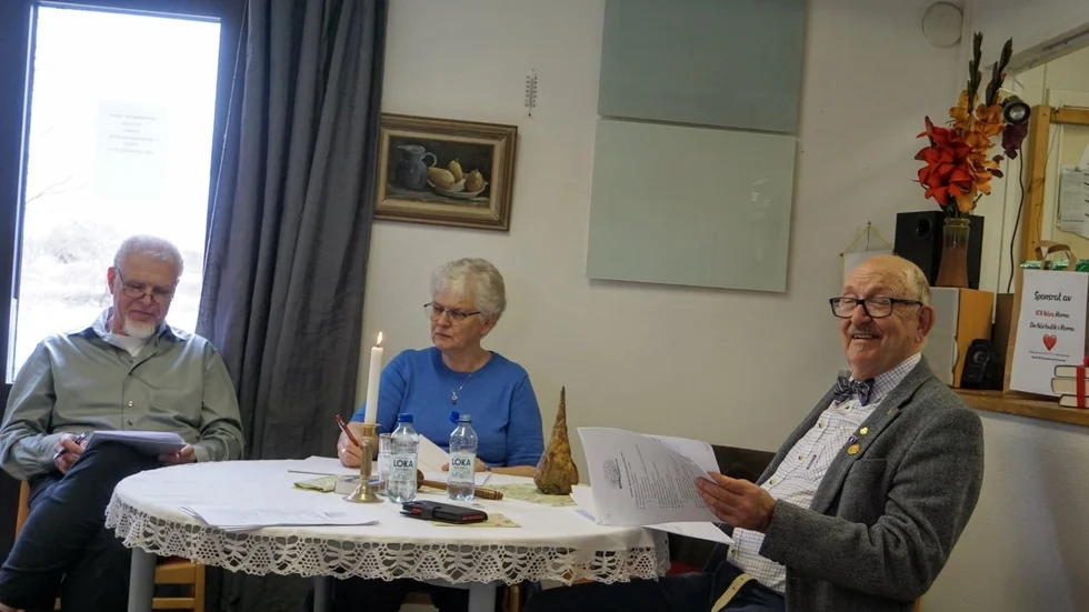 Föreningens ordförande Roine Brobäck, sekreterare Margareta Ahlby och mötesordförande Marek Jönsson