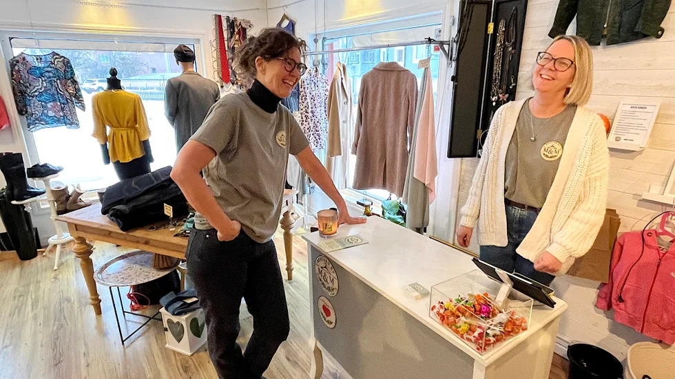 Maria Hartvig och Monica Pettersson driver secondhandbutiken Rescued by M&M som ett hobbyprojekt. "Det är en glädje att gå hit", säger Monica.