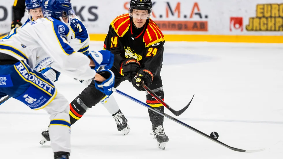 Brynäs Linus Lindblom under ishockeymatchen i SHL mellan Leksand och Brynäs den 28 november 2024 i Leksand.