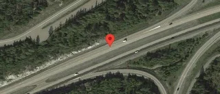 Stillastående personbil på E18 – ett körfält blockerat