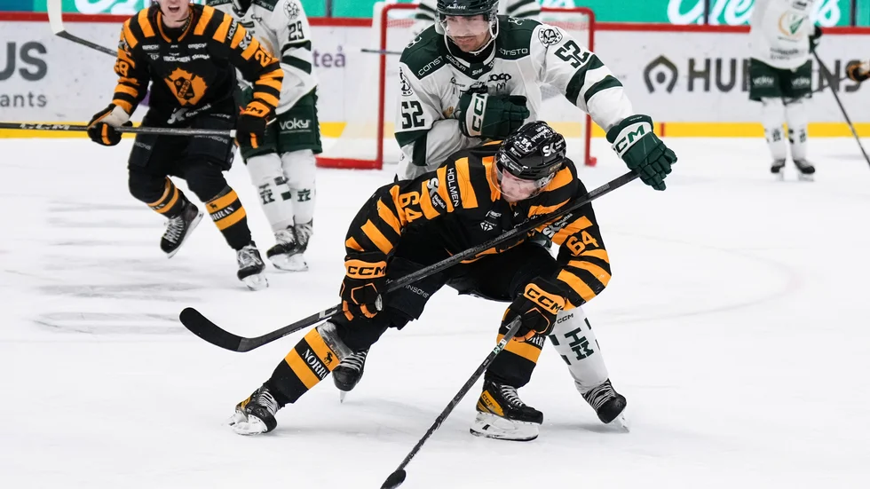 Jonathan Pudas och Skellefteå AIK föll tungt mot Färjestad i årets första match.