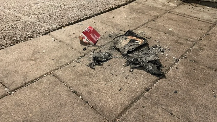 En bunt med reklamblad som sattes i brand och sedan stoppades ned i ett postfack. 