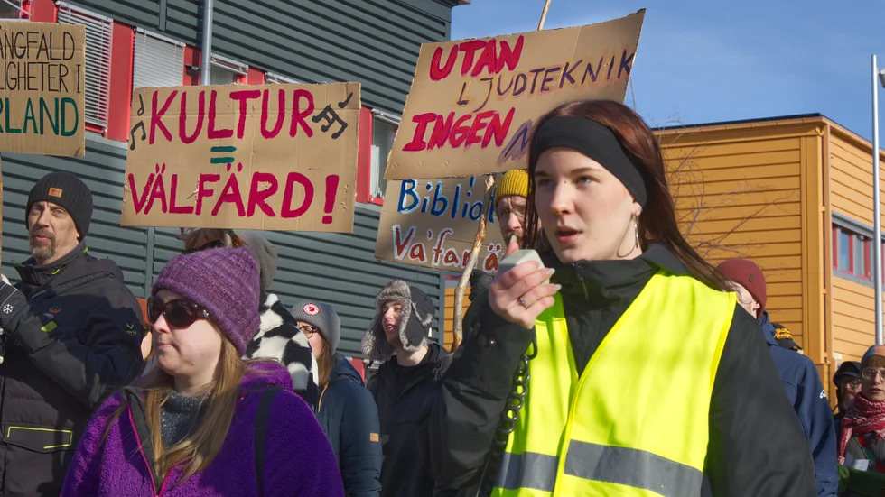 I mars höll studenter i en demonstration mot nedläggningen av musiklinjen i Piteå. Demonstrationen ägde rum i på campus i Luleå.