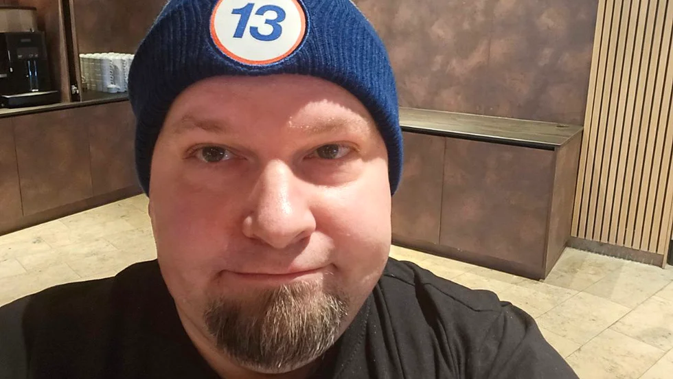 Peter Fjällborg med mössan som bevisar att han fått 13 rätt. Andrapriset på 75 000 valde han att skänka till Kiruna ishockeyförening ungdom.
