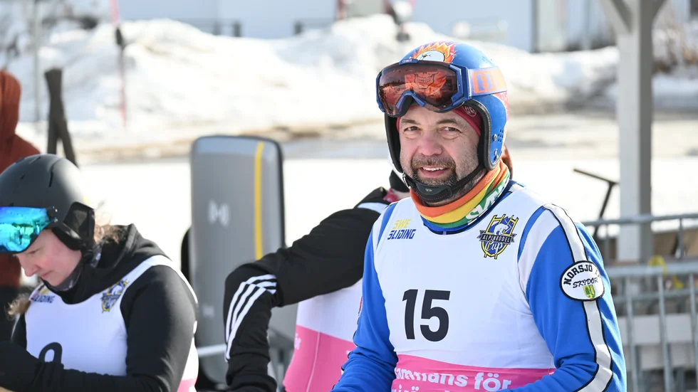 Enar Nordvik gjorde allt och lite till när Skellefteå anordnade SM i alpinrodel – han åkte själv, refererade åkarna i mikrofonen, höll koll på tiden och fixade i funktionärskuren. 