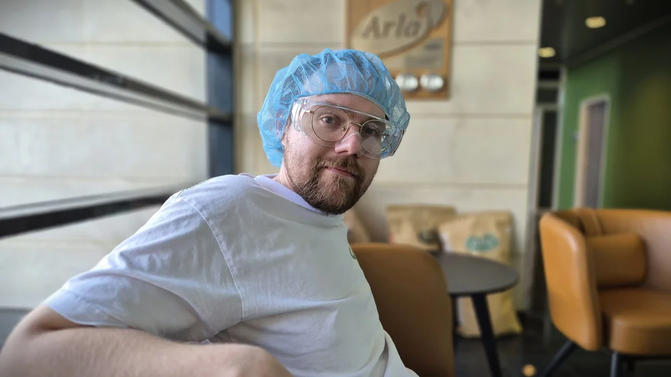 Robert Andersson, 32, har haft en tuff resa in i arbetslivet efter en njurtransplantation. Efter lång tid på Samhall fick han förra året jobb som lokalvårdare på ISS och städar heltid på Arla. "Jag gillar både jobbet och personalen."