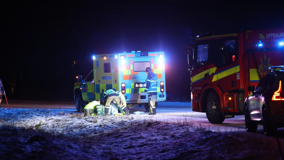 En person blev påkörd norr om Uppsala och togs med ambulans på lördagskvällen. 