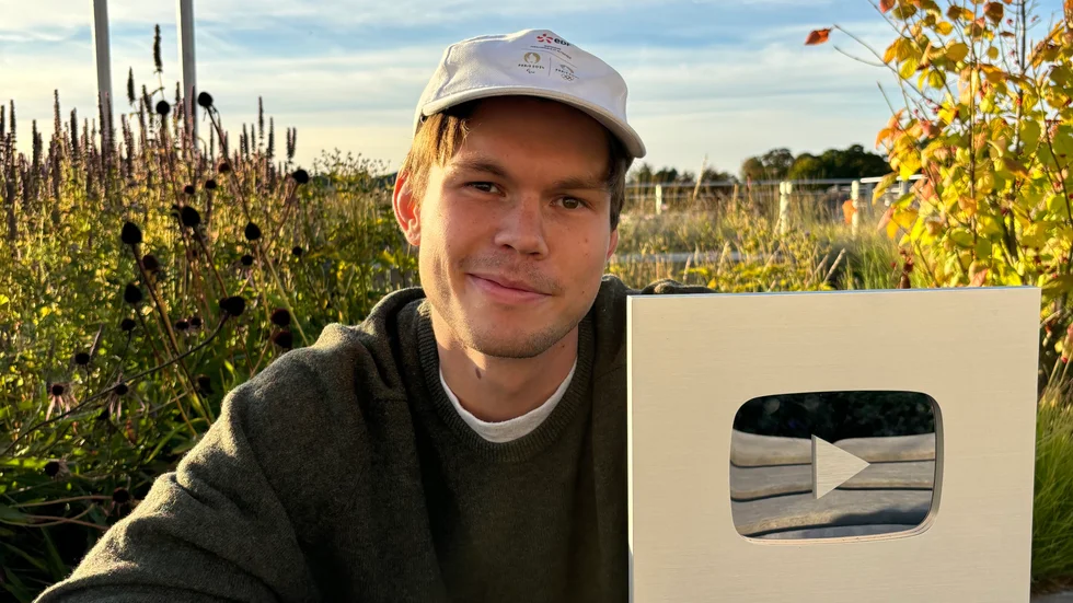 Youtubes silverknapp skickas hem till alla kanaler som når 100 000 prenumeranter.  